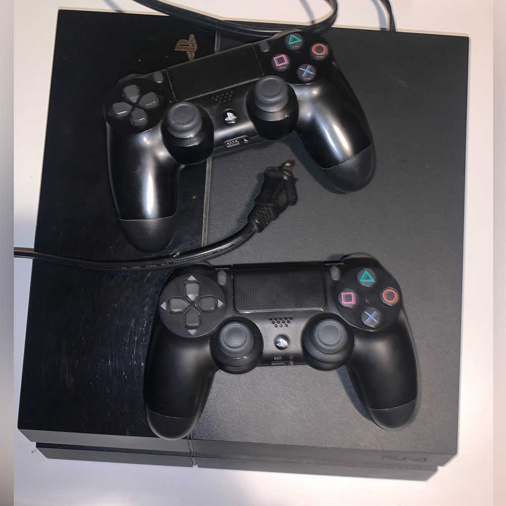 Ps4 with two controllers - Picture 2 of 2